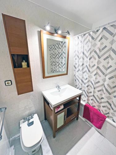a bathroom with a sink and a toilet at Apartamento de 3 habitaciones en el centro in L'Escala