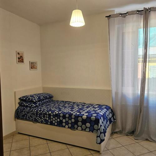 a bedroom with a bed and a window at Casa Alessio, luminosa, centrale, ad un passo dal mare in Varazze