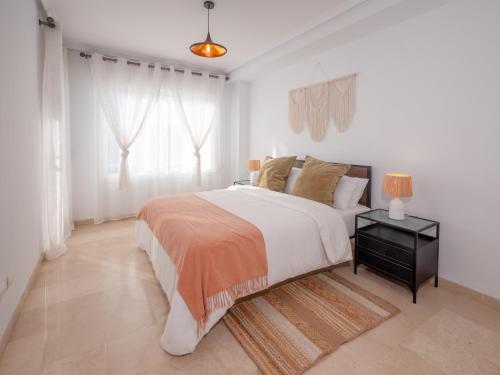 Foto Family Fairways I Spacious 4-Bedroom Townhouse Near Beach & Golf, Estepona 2