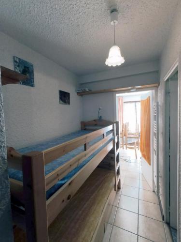 une chambre avec un lit superposé dans une pièce dans l'établissement Appart Cosy 4 Personnes - Ski aux Pieds, Les Orres, aux Orres