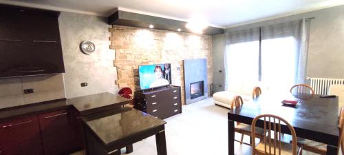 a kitchen and living room with a television and a couch at Villa Ola in Barrea