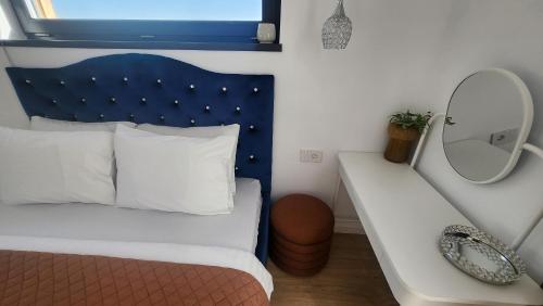 1 dormitorio con 1 cama con espejo. en AGrey frame Residence Villas, en Bucarest