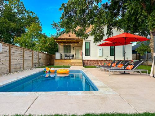 Bazén v ubytování 295 Steps To Silos Pool Heated 3 Min Baylor nebo v jeho okolí