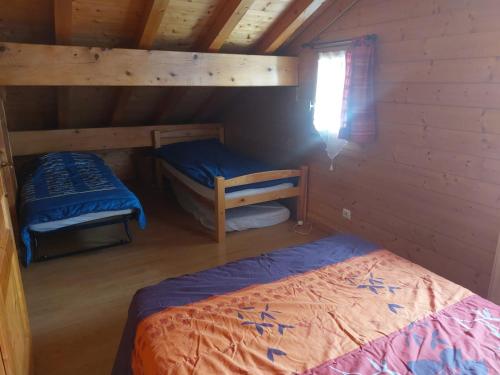 - une chambre avec 2 lits superposés dans une cabine dans l'établissement Chalet la Chaumière, à Hauteluce