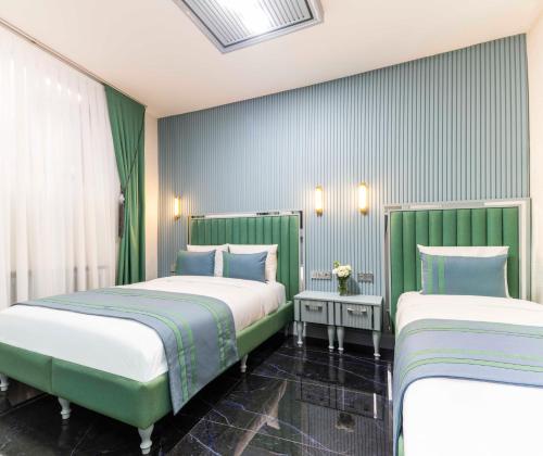 two beds in a room with green and white at Santa Rio Gold Taxim Hotel in Istanbul