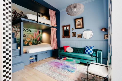 - une chambre avec un canapé et des lits superposés dans l'établissement Chez Lucie COZY RBNB, à Strasbourg