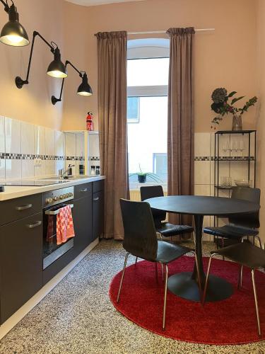 Dapur atau dapur kecil di CLS Zentrale City-Wohnung in Hildesheim Ost alles in 5 Minuten erreichbar Ostbahnhof, HAWK, Bushaltestelle, Supermarkt, Cafés, Restaurants, HAWK, Uni, ideale Autobahnanbindung, Nähe Bosch