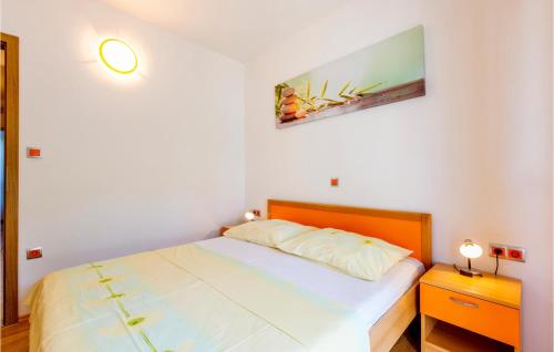 Postel nebo postele na pokoji v ubytování 5 Bedroom Awesome Home In Stanici