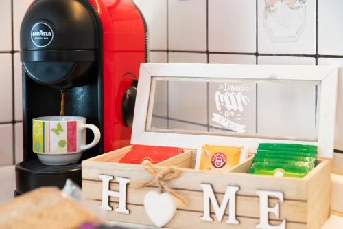 a wooden box with a mug and a coffee maker at La Casa dei Mori in Centuripe
