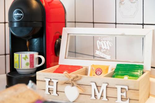 a wooden box with the word me next to a coffee maker at La Casa dei Mori in Centuripe