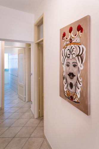 a painting of a head with a crown on a wall at La Casa dei Mori in Centuripe