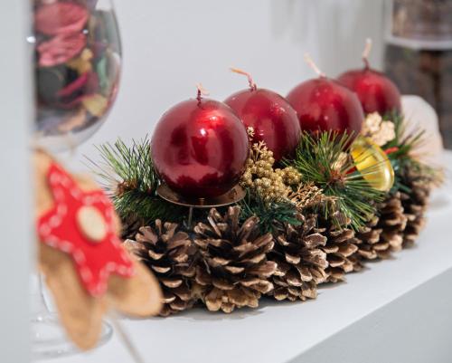 a christmas centerpiece with apples and pine cones at La Casa dei Mori in Centuripe