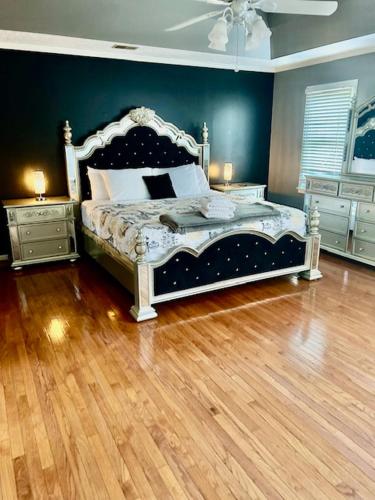 Ένα ή περισσότερα κρεβάτια σε δωμάτιο στο Stone Mountain Cozy Home