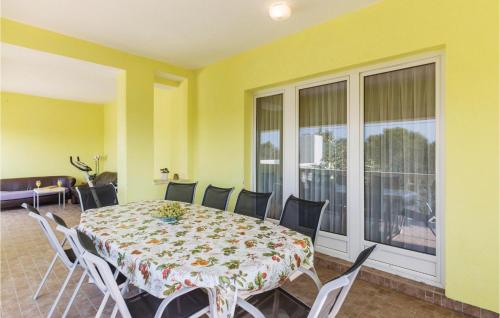 a dining room with a table and chairs at Nice Apartment In Stinjan in Štinjan