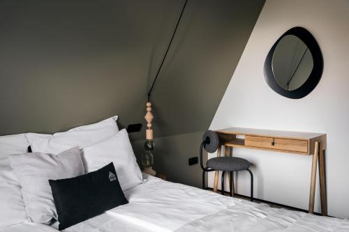Una cama o camas en una habitación de Slow Tatry Boutique Resort&SPA