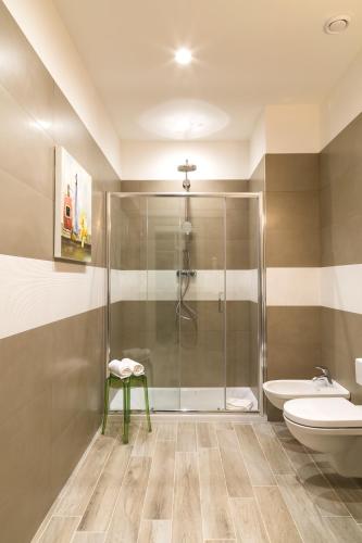 Un baño con ducha, inodoro y lavabo. en Borghetto Guest House, en Roma