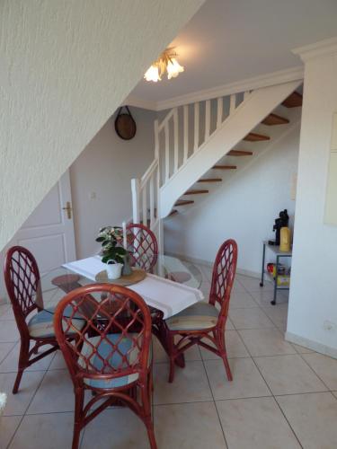 une salle à manger avec une table et des chaises dans l'établissement Escapade Sarah, appartement duplex, à Fort-Mahon-Plage
