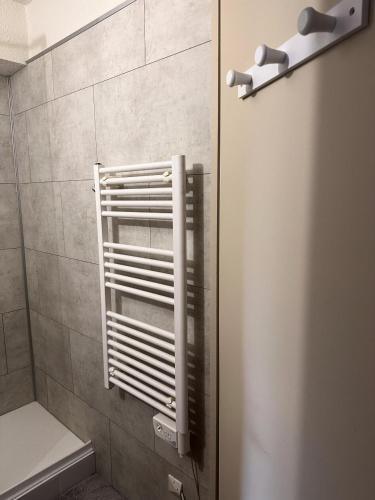 une cabine de douche avec radiateur dans la salle de bains dans l'établissement Résidence Le Pédrou - maeva Home - Appartement 2 pièces 4 personnes - Sélection MAE-8531, à Font-Romeu-Odeillo-Via