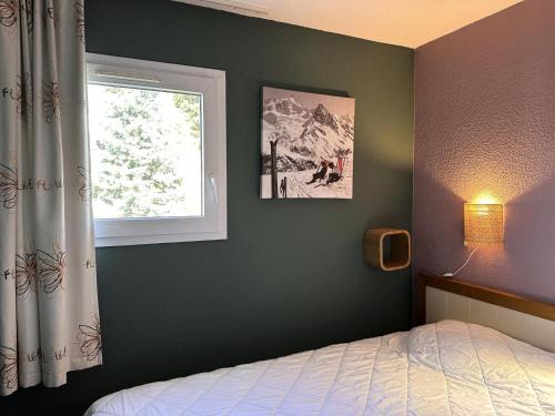 a bedroom with a bed and a window at Résidence Le Pédrou - maeva Home - Appartement 2 pièces 4 personnes - Sélection MAE-8531 in Font Romeu Odeillo Via