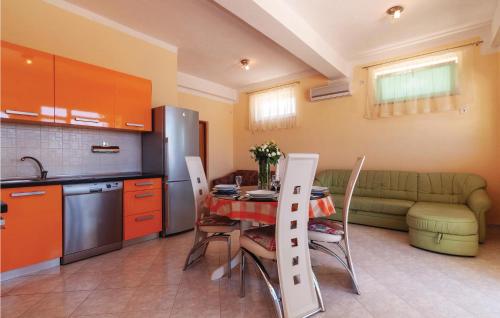 Kuchyňa alebo kuchynka v ubytovaní Apartment Ribnica-Krusevo With Sea View Viii