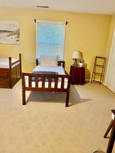 Ένα ή περισσότερα κρεβάτια σε δωμάτιο στο Stone Mountain Cozy Home