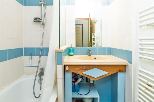 une salle de bain avec un lavabo et une douche dans l'établissement GreenSide, à Deauville