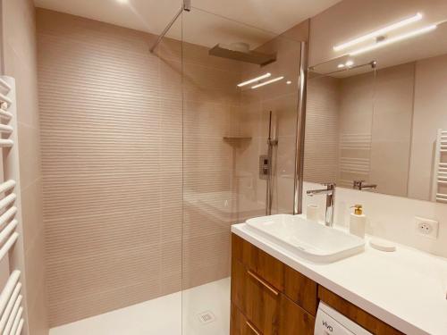 une salle de bain avec un lavabo et une douche dans l'établissement Appartement cosy près des pistes avec garage, WIFI, terrasse - La Clusaz - FR-1-459-234, à La Clusaz