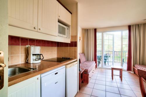 a kitchen with a sink and a counter top at Résidence Le Parc d'Arradoy - maeva Home - Appartement 2 pièces 5 personnes - Sélection MAE-2374 in Uhart-Cize