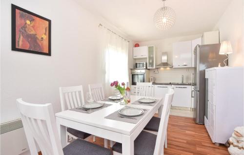 Dapur atau dapur kecil di Lovely Home In Neoric