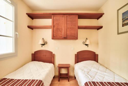 two beds sitting next to each other in a room at Résidence Le Parc d'Arradoy - maeva Home - Appartement 2 pièces 4 personnes - Confort MAE-5971 in Uhart-Cize