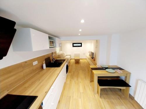 - une cuisine et un salon avec une table et un comptoir dans l'établissement L'underground - parking - jardin, à Huningue
