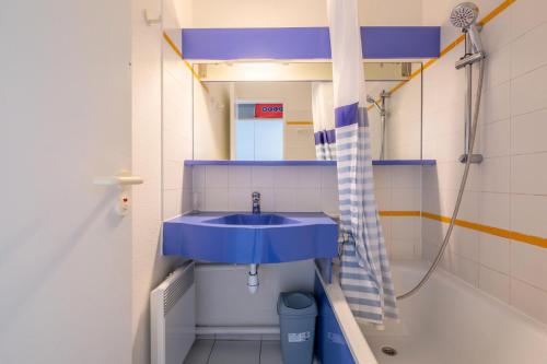 une salle de bain avec un lavabo bleu et une douche dans l'établissement Résidence le Village de Cap Esterel - maeva Home - Appartement 2 pièces 5 personnes - Confort MAE-2631, à Saint-Raphaël