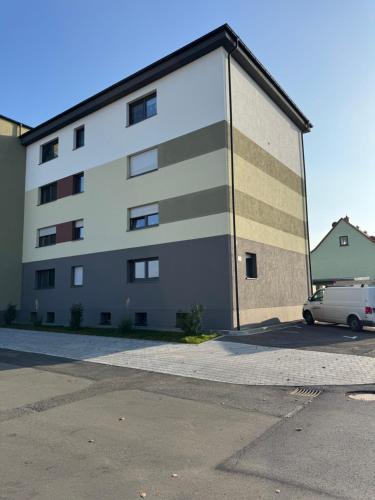 a building with a car parked in front of it at No 20 - gemütliche 2 Zimmer Whg, Küche, Balkon, Badewanne, Parkplatz in Leinefelde