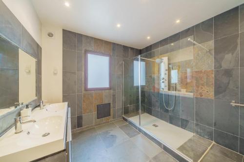 Un baño con ducha, lavabo y bañera. en Villa Panouse, en Marsella