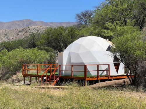a round tent on a trailer in a field at GLAMPING CACHI EL PARAISO DE NALA in Cachí