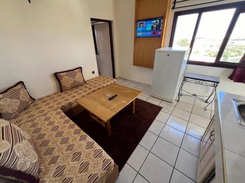 a living room with a couch and a table at Résidence Nardina Golden in Tetouan