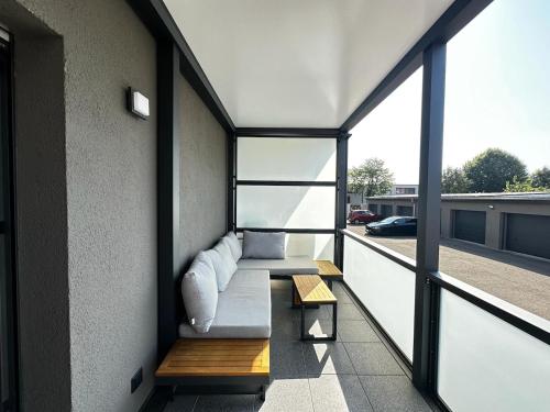 a balcony with a couch on the side of a building at No 20 - gemütliche 2 Zimmer Whg, Küche, Balkon, Badewanne, Parkplatz in Leinefelde