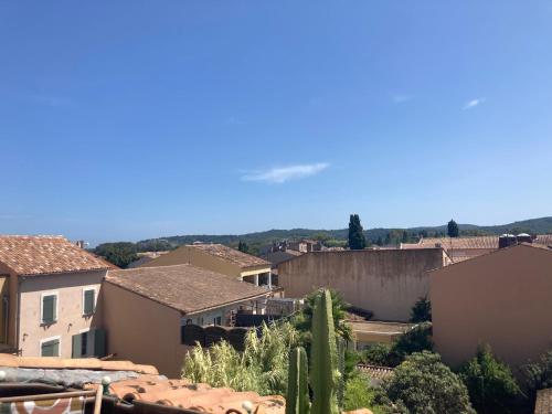 - une vue sur une ville avec des maisons et des cactus dans l'établissement Appartement 2 chambres dans le centre de Cogolin, à Cogolin