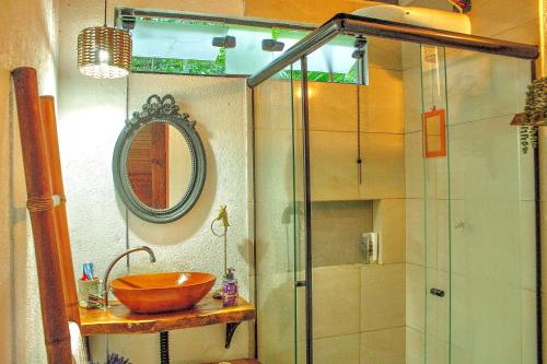 un bagno con lavandino e doccia in vetro di Eco Cabana a 150 metros da praia e centrinho a Parati