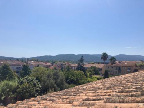 une vue d'une ville depuis le toit d'un immeuble dans l'établissement Appartement 2 chambres dans le centre de Cogolin, à Cogolin