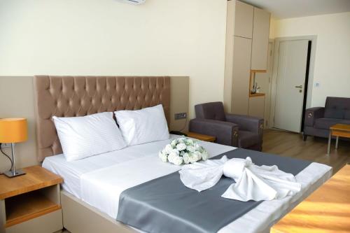 Una cama o camas en una habitación de Lara Street Hotel