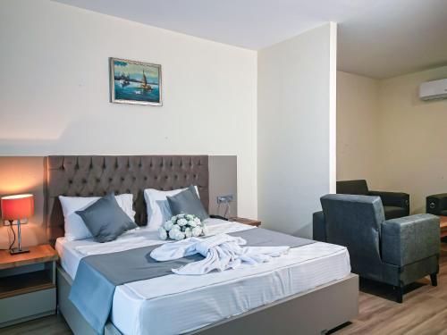 Una cama o camas en una habitación de Lara Street Hotel