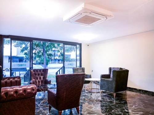 Un lugar para sentarse en Lara Street Hotel