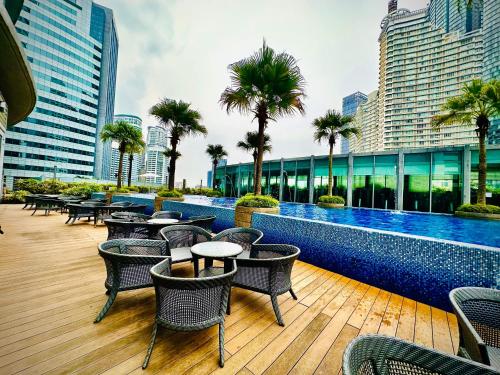 Bazén v ubytování Vortex suites sky view KL nebo v jeho okolí