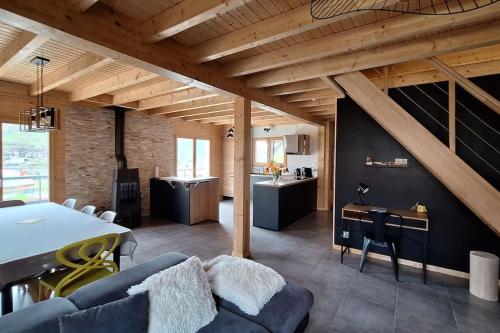 un salon avec un canapé bleu et une table dans l'établissement Chalet Vosges La Bresse, à La Bresse