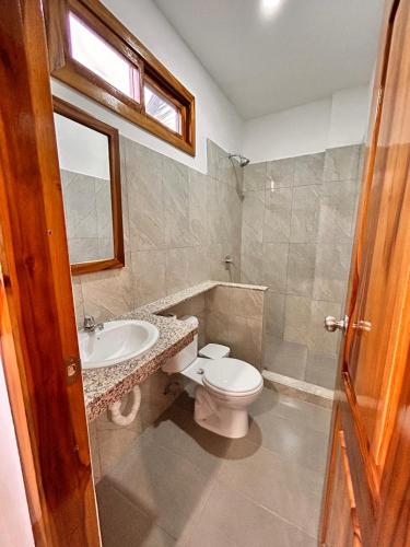 a bathroom with a toilet and a sink at WIPEOUT SUIT in Puerto López