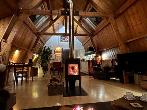 una sala de estar con chimenea en un edificio de madera en Ruim appartement met terras rustig gelegen, centrum Bergen, en Bergen