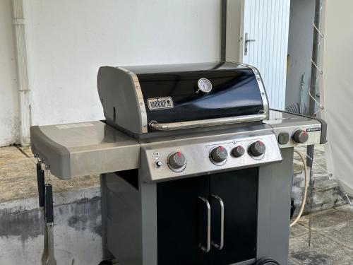 a grill sitting on top of a kitchen stove at La tranquillité in Les Abymes