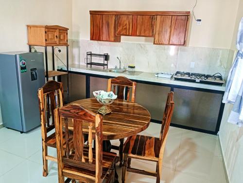 MezcalesにあるRancho Scarlettのテーブルと椅子と冷蔵庫のあるキッチン