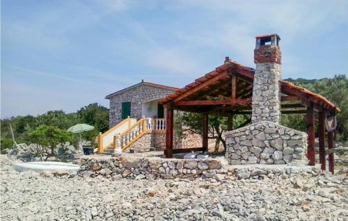 een huis op het strand met een stenen open haard bij Amazing Home In Zizanj With Wifi in Otok Zizanj